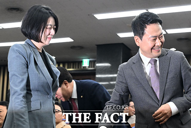 의원총회 참석한 배 의원(왼쪽)과 장 대표.