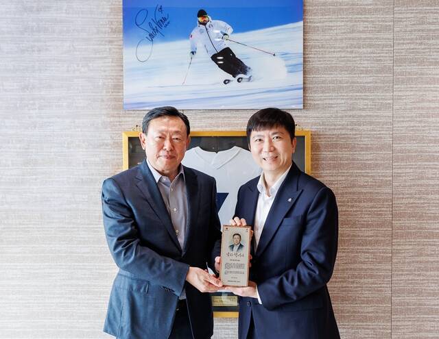 신동빈 롯데그룹 회장(왼쪽)이 지난달 16일 서울 송파구 롯데월드타워에서 유승민 대한체육회장으로부터 감사패를 수여받고 있다. 신 회장은 국내 동계스포츠 발전에 힘을 보탠 공로를 인정받았다. /롯데그룹