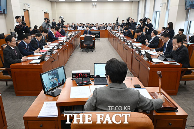 의원 질의에 답하는 구윤철 부총리 겸 재경경제부 장관.