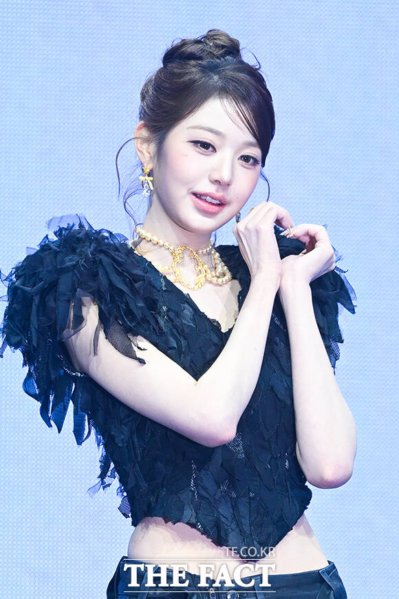 그룹 아이브의 장원영이 23일 오후 서울 광진구 예스24 라이브홀에서 열린 정규 2집 ‘REVIVE+(리바이브 플러스)’ 발매 기념 미디어 쇼케이스에 참석해 포즈를 취하고 있다. /서예원 기자