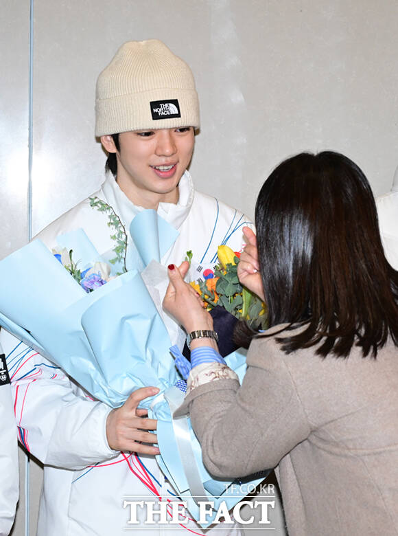 2026 밀라노·코르티나담페초 동계올림픽 일정을 마친 한국 피겨스케이팅 남자 싱글 간판 차준환(서울시청)이 23일 인천국제공항으로 귀국해 김진서 코치로부터 꽃다발을 받고 있다.