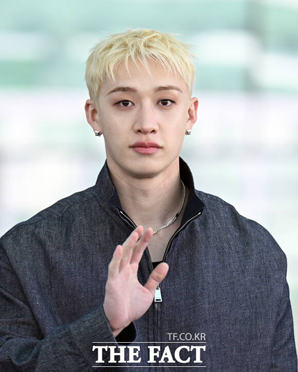 스트레이키즈 방찬이 23일 오전 밀라노 패션 위크 펜디 FW26 쇼 참석을 위해 인천국제공항에서 밀라노로 출국하며 인사하고 있다. /인천국제공항=이새롬 기자