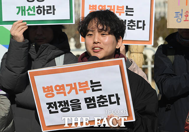 평화활동가 김민형(두부) 씨가 병역거부 선언을 하고 있다.