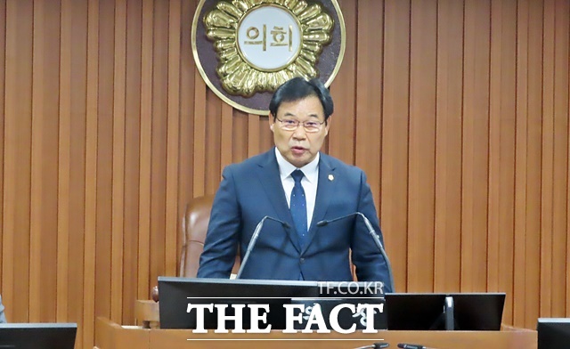 조용훈 논산시의장이 23일 본회의장에서 열린 논산시의회 제170회 임시회에서 개회사를 하고 있다. /김형중 기자