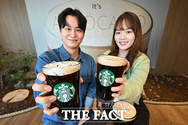 바리스타와 모델들이 23일 오전 서울 용산구 스타벅스 아카데미 센터에서 열린 ‘스타벅스 에어로카노(Aerocano) 출시 기념 사진 행사에서 제품을 선보이고 있다. /서예원 기자