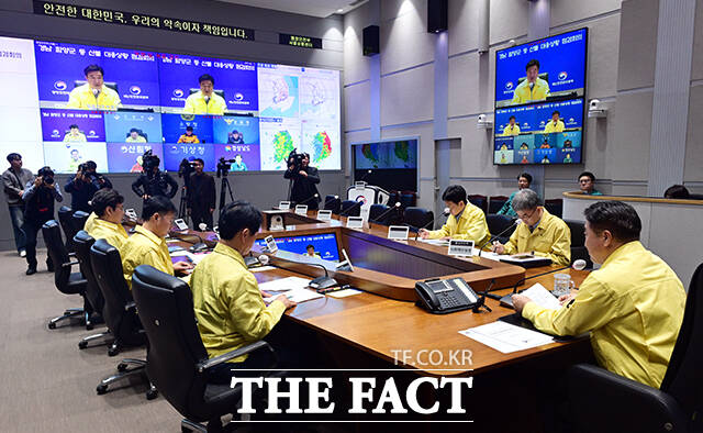 윤호중 행정안전부 장관이 23일 오전 서울 종로구 정부서울청사 서울상황센터에서 열린 경남 함양 등 산불 대응상황 점검회의에 참석해 모두발언을 하고 있다. /임영무 기자