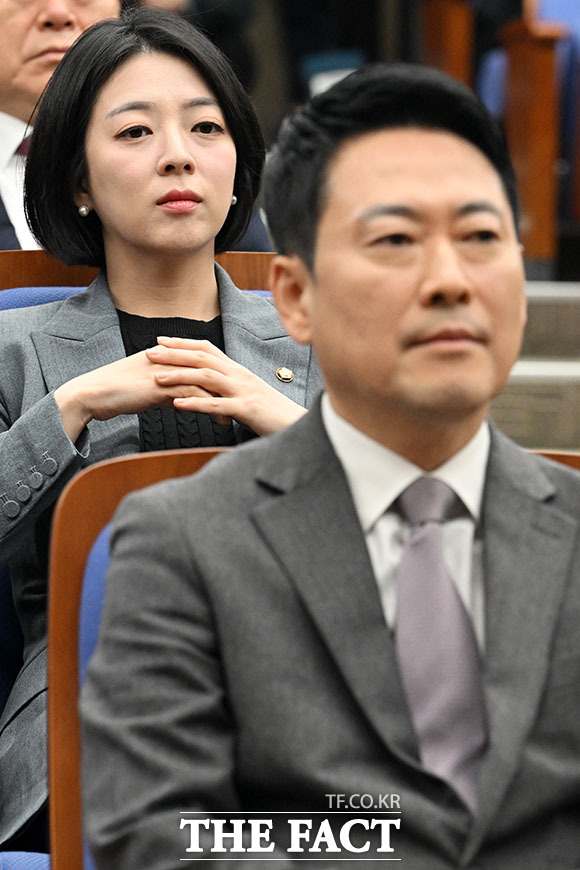 의원총회 참석한 배 의원(왼쪽)과 장 대표.