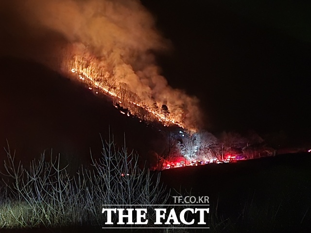 함양군 마천면에서 발생한 산불이 사흘째인 23일 오전5시 현재 32%의 진화율을 보이고 있다. /경남도
