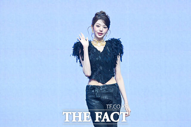 그룹 아이브의 장원영이 23일 오후 서울 광진구 예스24 라이브홀에서 열린 정규 2집 ‘REVIVE+(리바이브 플러스)’ 발매 기념 미디어 쇼케이스에 참석해 포즈를 취하고 있다. /서예원 기자