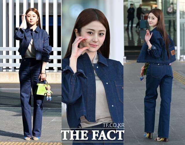 르세라핌 허윤진(왼쪽)과 홍은채가 23일 오전 패션쇼 참석을 위해 인천국제공항에서 밀라노로 출국하며 포즈를 취하고 있다. /인천국제공항=이새롬 기자