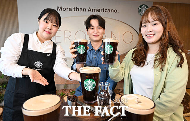바리스타와 모델들이 23일 오전 서울 용산구 스타벅스 아카데미 센터에서 열린 ‘스타벅스 에어로카노(Aerocano) 출시 기념 사진 행사에서 제품을 선보이고 있다. /서예원 기자