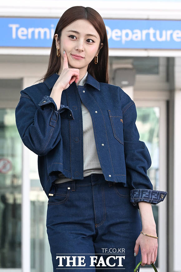 르세라핌 허윤진이 23일 오전 ‘밀라노 패션 위크 펜디 FW 26 쇼’ 참석을 위해 인천국제공항에서 이탈리아 밀라노로 출국하며 손하트 포즈를 취하고 있다. /인천국제공항=김성렬 인턴기자