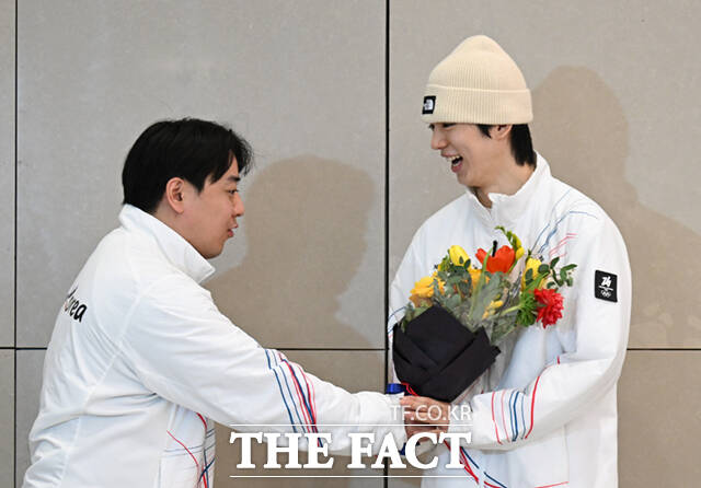 2026 밀라노·코르티나담페초 동계올림픽 일정을 마친 한국 피겨스케이팅 남자 싱글 간판 차준환(서울시청)이 23일 인천국제공항으로 귀국해 김진서 코치로부터 꽃다발을 받고 있다.