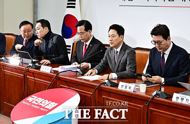 장동혁 국민의힘 대표(오른쪽)가 23일 오전 서울 여의도 국회에서 열린 최고위원회의에 참석해 모두발언을 하고 있다. /국회=배정한 기자