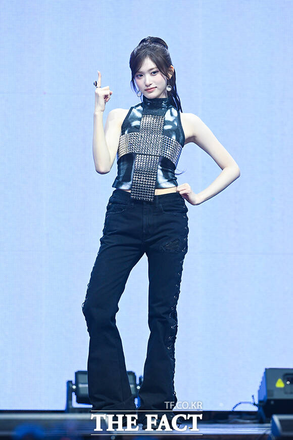 그룹 아이브의 레이와 가을, 장원영, 안유진, 이서, 리즈(왼쪽부터)가 23일 오후 서울 광진구 예스24 라이브홀에서 열린 정규 2집 ‘REVIVE+(리바이브 플러스)’ 발매 기념 미디어 쇼케이스에 참석해 포즈를 취하고 있다. /서예원 기자