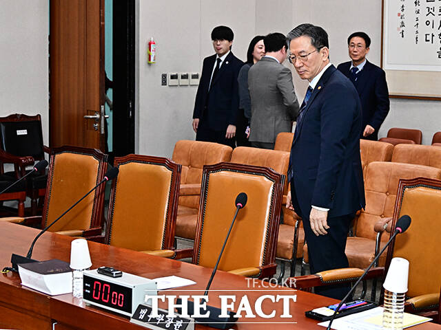 정회 선언에 당황스러운듯 물끄러미 국무위원석을 바라보고 있는 정성호 법무부 장관.