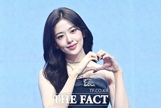 그룹 아이브의 레이와 가을, 장원영, 안유진, 이서, 리즈(왼쪽부터)가 23일 오후 서울 광진구 예스24 라이브홀에서 열린 정규 2집 ‘REVIVE+(리바이브 플러스)’ 발매 기념 미디어 쇼케이스에 참석해 포즈를 취하고 있다. /서예원 기자