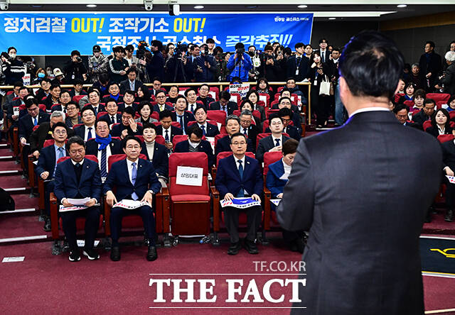 박성준 공취모 상임대표 인사말 듣는 참석자들.