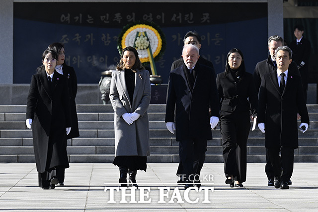 룰라 대통령과 부인 호잔젤라 다시우바 여사가 23일 참배를 하고 있다.