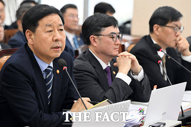 의원 질의에 답하는 구윤철 부총리 겸 재경경제부 장관.