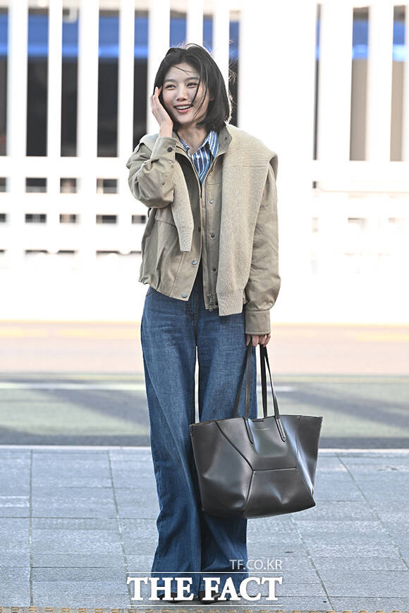 배우 김유정이 '브루넬로 쿠치넬리 26 FW 여성 프레젠테이션' 참석 차 23일 오전 인천국제공항을 통해 이탈리아 밀라노 출국 중 팬들에게 인사하고 있다. /김성렬 인턴기자