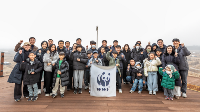 GS건설은 철원 DMZ 일대에서 세계최대규모 비영리 국제 자연보전단체 세계자연기금(WWF)과 함께 초등 이하 자녀를 둔 임직원 가족들이 참여하는 '철원 두루미 탐조 가족프로그램'을 진행했다고 23일 밝혔다. /GS건설
