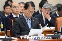  자료 살피는 권오을 국가보훈부 장관 [포토]