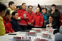  함양 산불 현장 찾은 김민석 총리 '산불 총력 진화' 당부 [TF사진관]