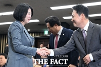  '당원권 정지 1년' 배현진, 장동혁과 '어색한 악수' [TF포착]