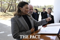  방명록에 서명하는 룰라 대통령 부부 [포토]