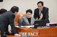  대화 나누는 임이자 위원장과 여야 간사 [포토]