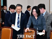  '입장과 동시에 퇴장?'...예상 못한 정회 선언에 당황한 정성호 장관 [TF사진관]
