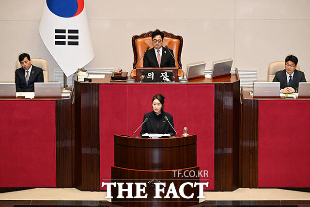 제432회국회(임시회) 8차 본회의가 24일 오후 서울 여의도 국회에서 열린 가운데 ‘공천 헌금 수수 의혹’을 받고 있는 강선우 무소속 의원의 체포동의안이 가결되고 있다.