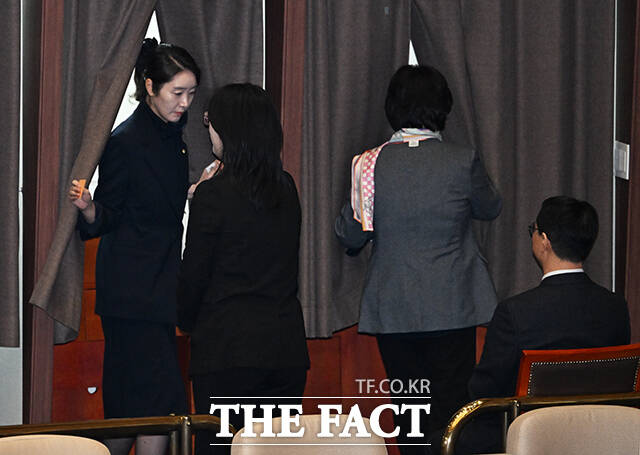 제432회국회(임시회) 8차 본회의가 24일 오후 서울 여의도 국회에서 열린 가운데 ‘공천 헌금 수수 의혹’을 받고 있는 강선우 무소속 의원의 체포동의안이 가결되고 있다.