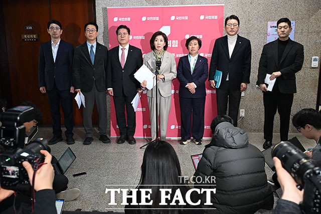 국민의힘 법제사법위원회 소속 주진우와 곽규택, 송석준, 나경원, 조배숙, 신동욱, 김재섭 위원(왼쪽부터)이 24일 오전 서울 여의도 국회에서 법사위 상황 관련 기자회견을 열고 발언을 하고 있다. /국회=남용희 기