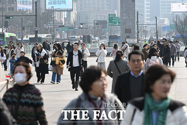 서울 낮 최고기온이 13도를 기록하며 포근한 날씨를 보인 20일 시민들이 서울 종로구 광화문 인근에서 가벼운 옷차림으로 걷고 있다. /김성렬 인턴기자