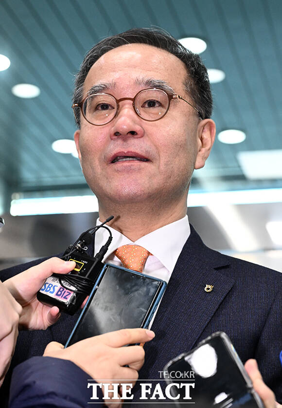 농협중앙회의 농협은행 인사개입이 농협금융지주의 윤리강령과 행동강령을 모두 위반한 사례로 파악됐다. 이찬우 NH농협금융지주 회장이 꾸준히 내부통제 강화를 주문하는 가운데, 명문화된 내부통제 규범부터도 지켜지지 않는다는 지적이 나온다. /임영무 기자