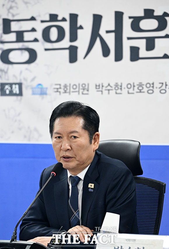정청래 더불어민주당 대표가 24일 오후 서울 여의도 국회 의원회관에서 열린 동학서훈 입법 국회 공개 토론회에서 인사말을 하고 있다. /국회=남용희 기자