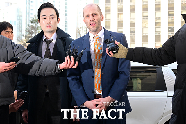 로저스 대표가 23일(현지 시간) 오전 진행된 미국 하원 법사위의 쿠팡 사태 관련 비공개 증언청취에 참석해 7시간여 동안 조사를 받았다. 국회 청문회에서 위증한 혐의를 받는 해롤드 로저스 쿠팡 임시대표(가운데)가 지난 6일 서울 마포구 서울경찰청 광역수사단 청사로 출석하며 입장을 말하고 있다. /남윤호 기자