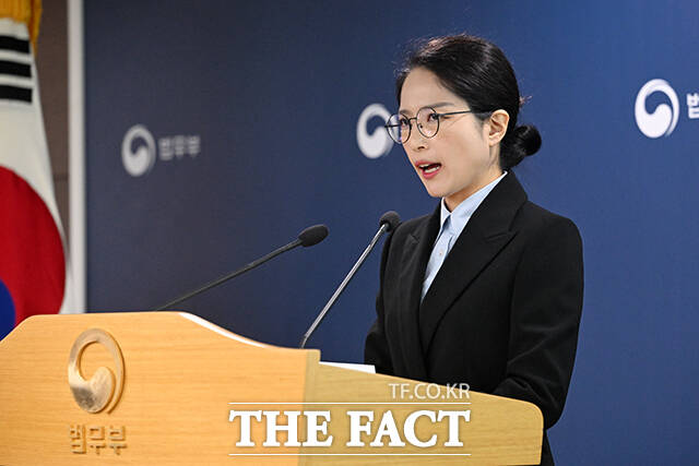 조아라 법무부 국제투자분쟁과장이 24일 오전 경기 정부과천청사 법무부에서 미국계 헤지펀드 엘리엇 매니지먼트와의 국제투자분쟁(ISDS) 취소판결 선고 브리핑을 하고 있다. /과천=서예원 기자