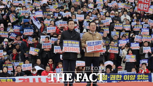 국민의힘이 24일 국회에서 대전·충남 졸속 통합 반대 범시도민 총궐기대회를 개최한 가운데 김태흠 충남도지사와 이장우 대전시장이 연단에서 연설 없이 인사만 하고 있다. /대전정치부기자단