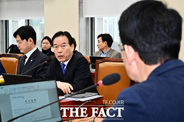 회의 진행 방식에 항의하는 정태호 여당 간사.