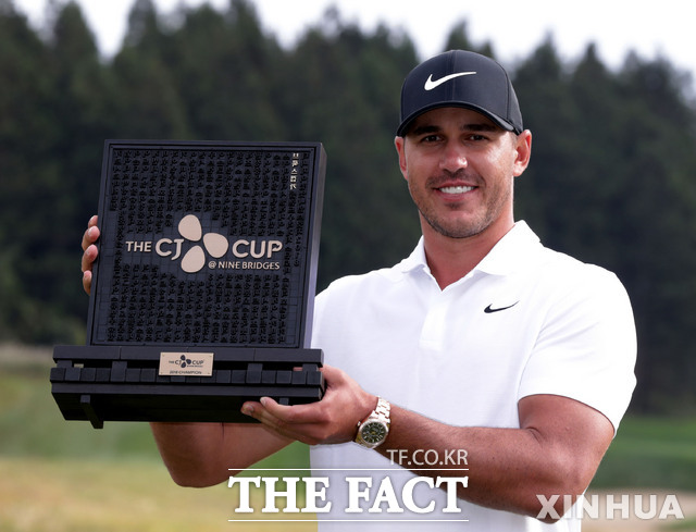 2018년 제주 나인브릿지에서 열렸던 더 CJ컵@나인브릿지에서 우승한 브룩스 켑카가 독특한 모양의 우승패를 들고 있는 모습./AP.뉴시스