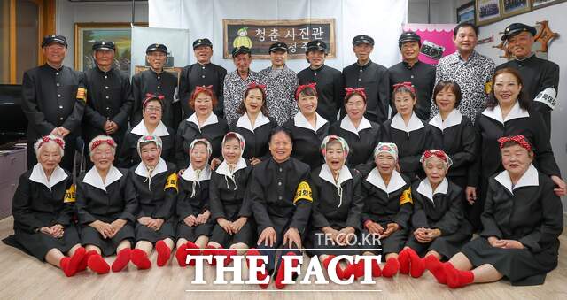 경북 성주군 가천면 중산리 경로당에서 어르신들을 대상으로 학창 시절의 추억을 되살리는 청춘사진관 프로그램을 운영해 어르신들을 즐겁게 했다. /성주군