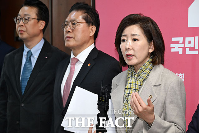 법사위 전체회의 지연 항의하는 나경원 의원.