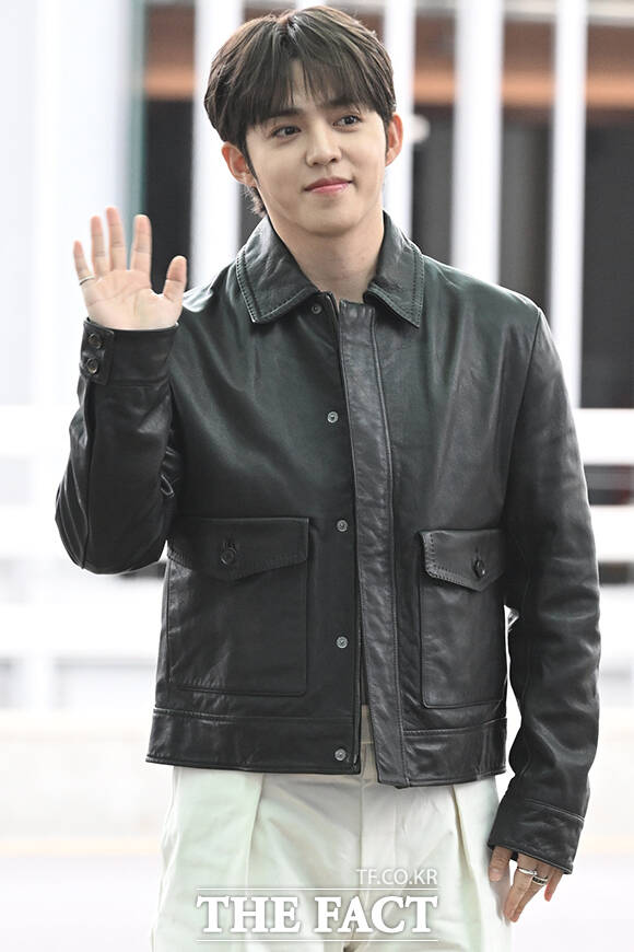 보스(BOSS) 글로벌 엠버서더인 세븐틴 에스쿱스가 24일 오전 ‘26 FW 패션위크‘ 참석을 위해 인천국제공항에서 이탈리아 밀라노로 출국하며 팬들에게 인사하고 있다. /인천국제공항=김성렬 인턴기자