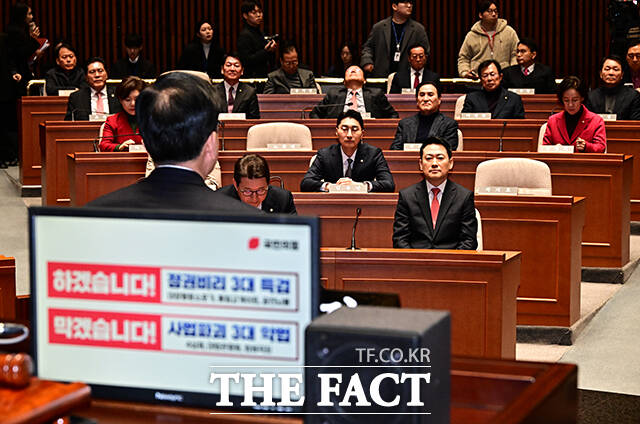 국민의힘이 내달 3일 장동혁 대표의 이른바 '윤어게인' 노선을 둘러싼 당내 문제를 집중적으로 논의할 의원총회를 열기로 했다. 사진은 장동혁 국민의힘 대표가 24일 오전 서울 여의도 국회에서 열린 의원총회에 참석하고 있는 모습. /배정한 기자