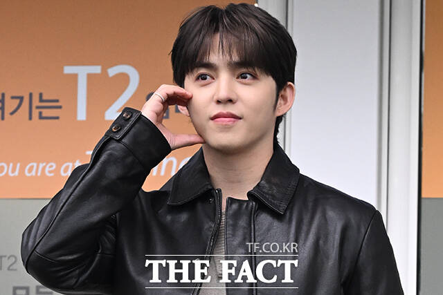 보스(BOSS) 글로벌 엠버서더인 세븐틴 에스쿱스가 24일 오전 ‘26 FW 패션위크‘ 참석을 위해 인천국제공항에서 이탈리아 밀라노로 출국하며 팬들에게 인사하고 있다. /인천국제공항=김성렬 인턴기자