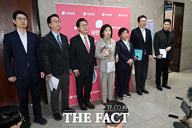 법사위 전체회의 지연 항의하는 나경원 의원.