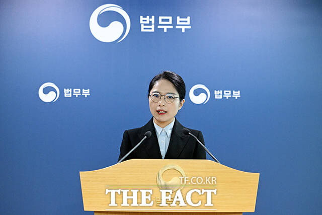 조아라 법무부 국제투자분쟁과장이 24일 오전 경기 정부과천청사 법무부에서 미국계 헤지펀드 엘리엇 매니지먼트와의 국제투자분쟁(ISDS) 취소판결 선고 브리핑을 하고 있다. /과천=서예원 기자